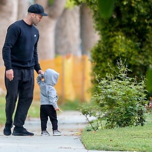 Exclusif - Jason Statham se balade avec son fils Jack Oscar dans les rues de Los Angeles, le 22 avril 2019