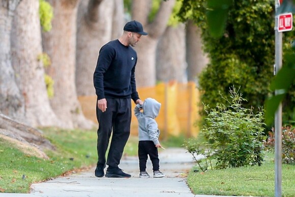 Exclusif - Jason Statham se balade avec son fils Jack Oscar dans les rues de Los Angeles, le 22 avril 2019