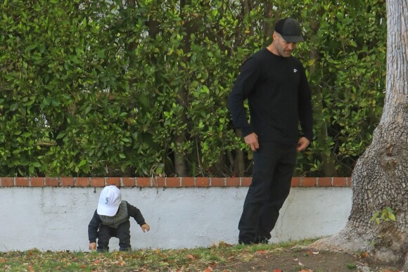 Exclusif - Jason Statham se promène avec son fils Jack Oscar Statham (1 an) dans le quartier de Beverly Hills à Los Angeles, le 15 avril 2019.