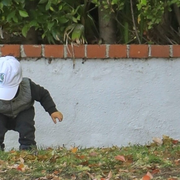 Exclusif - Jason Statham se promène avec son fils Jack Oscar Statham (1 an) dans le quartier de Beverly Hills à Los Angeles, le 15 avril 2019.