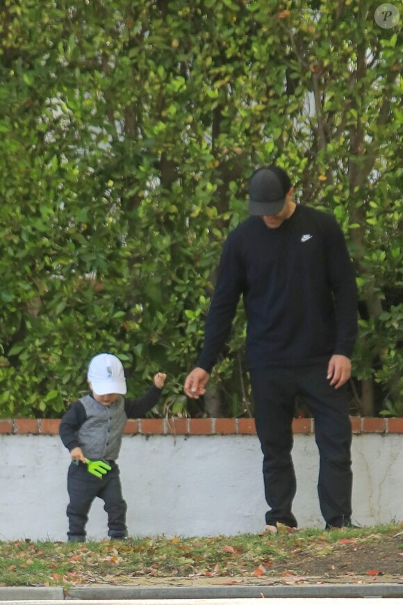 Exclusif - Jason Statham se promène avec son fils Jack Oscar Statham (1 an) dans le quartier de Beverly Hills à Los Angeles, le 15 avril 2019.