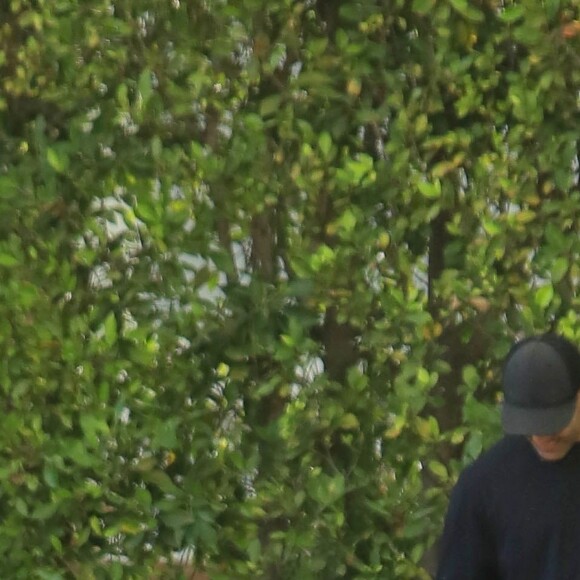 Exclusif - Jason Statham se promène avec son fils Jack Oscar Statham (1 an) dans le quartier de Beverly Hills à Los Angeles, le 15 avril 2019.