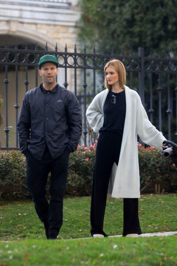 Exclusif - Jason Statham et Rosie Huntington passent un moment complice avec leur fils Jack dans un parc de Beverly Hills le 14 mars 2019.