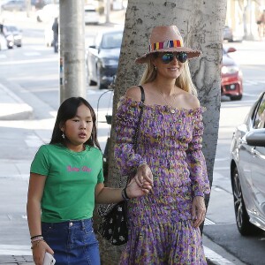Laeticia Hallyday et sa fille Joy - Laeticia Hallyday et ses filles Jade et Joy arrivent au restaurant Gladstones pour déjeuner à Los Angeles, le 30 mars 2019.