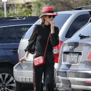 Laeticia Hallyday et sa mère Françoise Thibaut (en survêtements) sont allées déjeuner au restaurant japonais "Sushi Zo" près du Lycée Français à Los Angeles, le 5 février 2019. Elles sont restées 2 heures dans le restaurant. Elles sont ensuite allées chercher la petite Joy à l'école. Laeticia porte des baskets Fendi et un petit sac rouge Yves Saint Laurent.