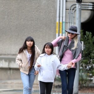 Laeticia Hallyday est allée accueillir sa maman Françoise Thibault avec ses filles Jade et Joy à l'aéroport de Los Angeles le 3 février 2019. Sur le chemin du retour, Laeticia s'est arrêtée au volant de sa Bentley chez "In-N-Out Burger" pour commander des burgers à emporter.