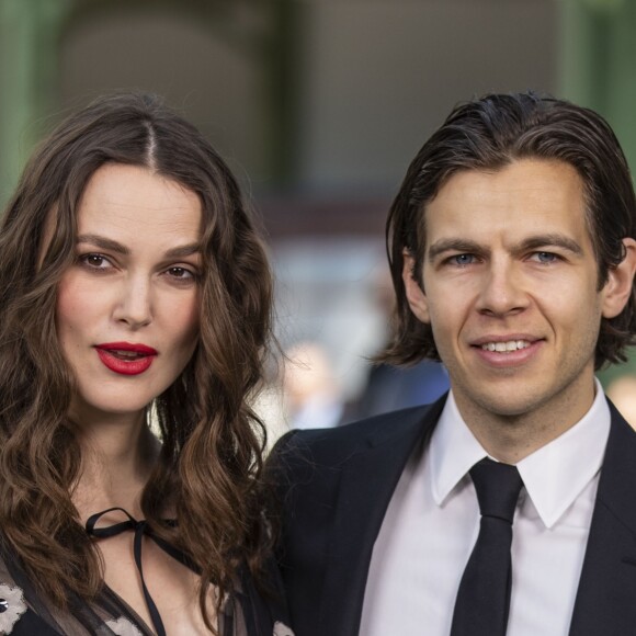 Keira Knightley, enceinte, et son mari James Righton - Les célébrités au photocall du défilé "Chanel Cruise Collection 2020" au Grand Palais. Paris, le 3 mai 2019. © Olivier Borde/Bestimage