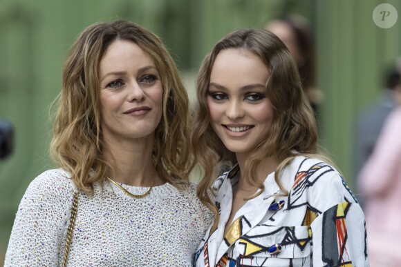 Vanessa Paradis et sa fille Lily-Rose Depp - Les célébrités au photocall du défilé "Chanel Cruise Collection 2020" au Grand Palais. Paris, le 3 mai 2019. © Olivier Borde/Bestimage