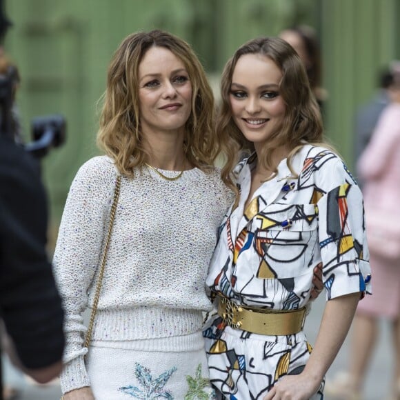 Vanessa Paradis et sa fille Lily-Rose Depp - Les célébrités au photocall du défilé "Chanel Cruise Collection 2020" au Grand Palais. Paris, le 3 mai 2019. © Olivier Borde/Bestimage