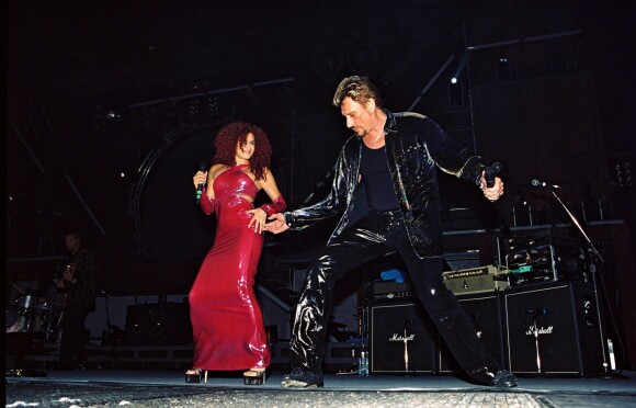 Larusso et Johnny Hallyday en concert à Caen le 11 juillet 1999.