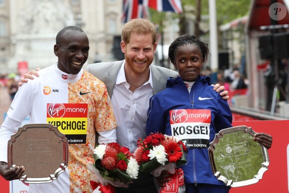 Le prince Harry, duc de Sussex, pose avec les vainqueurs du marathon de Londres, les Kényans Eliud Kipchoge et Brigid Kosgei, le 28 avril 2019, alors que la naissance de son premier enfant avec sa femme la duchesse Meghan était imminent.