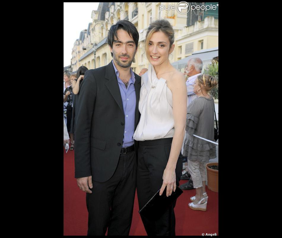 Julie Gayet Et Son Bel Amoureux 06 2009 Purepeople