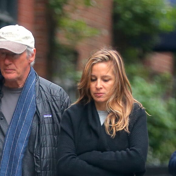 Exclusif - Richard Gere se promène avec son fils Homer et sa femme Alejandra Silva dans l'East Village à New York le 1er mai 2019.