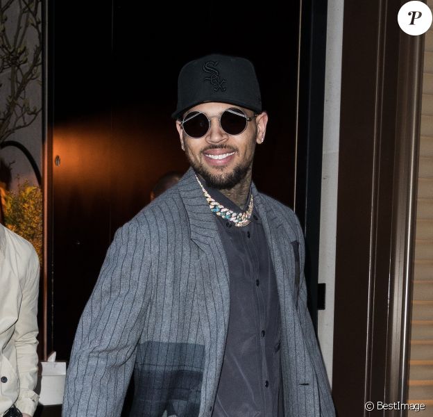 Chris Brown sort de l'hôtel Mandarin Oriental à Paris le 17 janvier 2019.