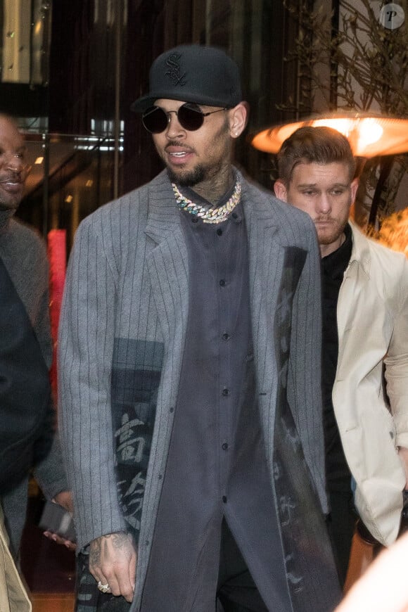 Chris Brown sort de l'hôtel Mandarin Oriental à Paris le 17 janvier 2019.
