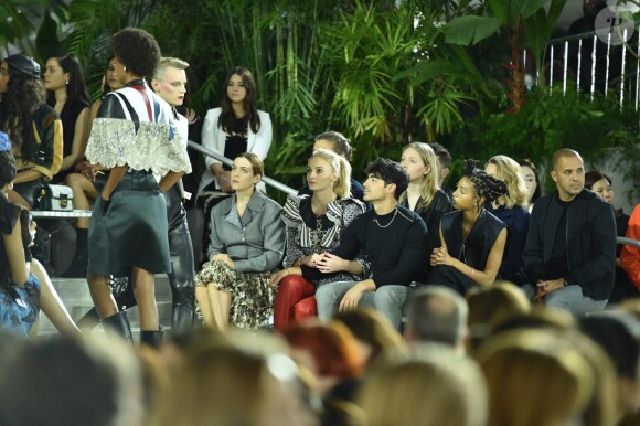 Riley Keough, Sophie Turner, Joe Jonas et Willow Smith - Défilé Louis Vuitton, collection croisière 2020 au TWA Flight Center, à l'aéroport JFK. New York, le 8 mai 2019.
