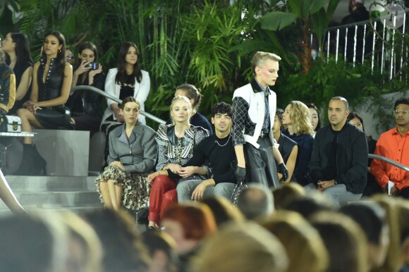 Riley Keough, Sophie Turner, Joe Jonas et Willow Smith - Défilé Louis Vuitton, collection croisière 2020 au TWA Flight Center, à l'aéroport JFK. New York, le 8 mai 2019.