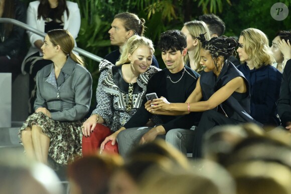 Riley Keough, Sophie Turner, Joe Jonas et Willow Smith - Défilé Louis Vuitton, collection croisière 2020 au TWA Flight Center, à l'aéroport JFK. New York, le 8 mai 2019.