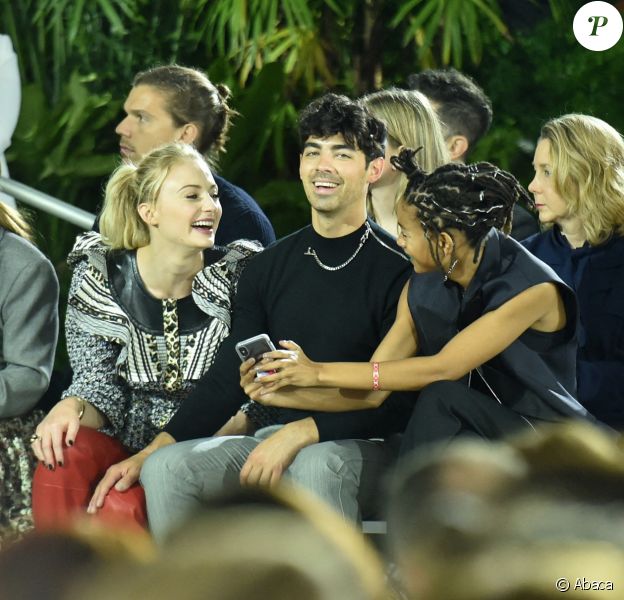 Riley Keough, Sophie Turner, Joe Jonas et Willow Smith - Défilé Louis Vuitton, collection croisière 2020 au TWA Flight Center, à l'aéroport JFK. New York, le 8 mai 2019.