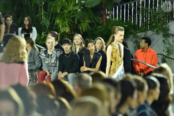 Riley Keough, Sophie Turner, Joe Jonas et Willow Smith - Défilé Louis Vuitton, collection croisière 2020 au TWA Flight Center, à l'aéroport JFK. New York, le 8 mai 2019.