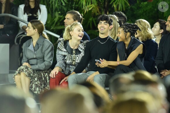 Riley Keough, Sophie Turner, Joe Jonas et Willow Smith - Défilé Louis Vuitton, collection croisière 2020 au TWA Flight Center, à l'aéroport JFK. New York, le 8 mai 2019.
