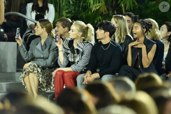 Riley Keough, Sophie Turner, Joe Jonas et Willow Smith - Défilé Louis Vuitton, collection croisière 2020 au TWA Flight Center, à l'aéroport JFK. New York, le 8 mai 2019.