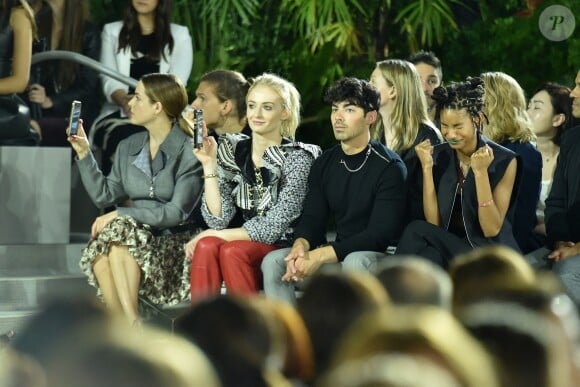 Riley Keough, Sophie Turner, Joe Jonas et Willow Smith - Défilé Louis Vuitton, collection croisière 2020 au TWA Flight Center, à l'aéroport JFK. New York, le 8 mai 2019.