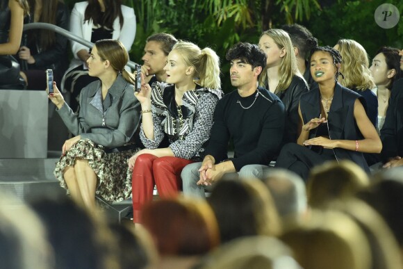 Riley Keough, Sophie Turner, Joe Jonas et Willow Smith - Défilé Louis Vuitton, collection croisière 2020 au TWA Flight Center, à l'aéroport JFK. New York, le 8 mai 2019.