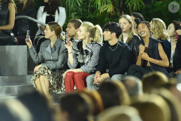 Riley Keough, Sophie Turner, Joe Jonas et Willow Smith - Défilé Louis Vuitton, collection croisière 2020 au TWA Flight Center, à l'aéroport JFK. New York, le 8 mai 2019.