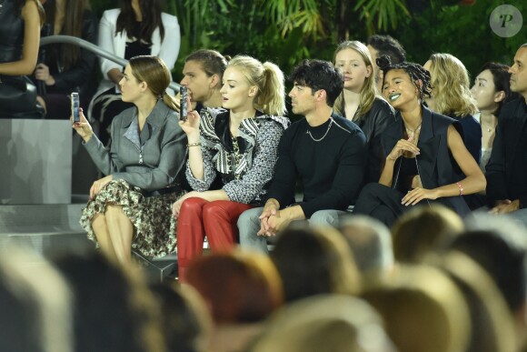 Riley Keough, Sophie Turner, Joe Jonas et Willow Smith - Défilé Louis Vuitton, collection croisière 2020 au TWA Flight Center, à l'aéroport JFK. New York, le 8 mai 2019.