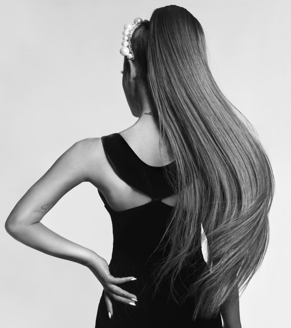Ariana Grande est la nouvelle ambassadrice de Givenchy. Photo par Craig McDean.