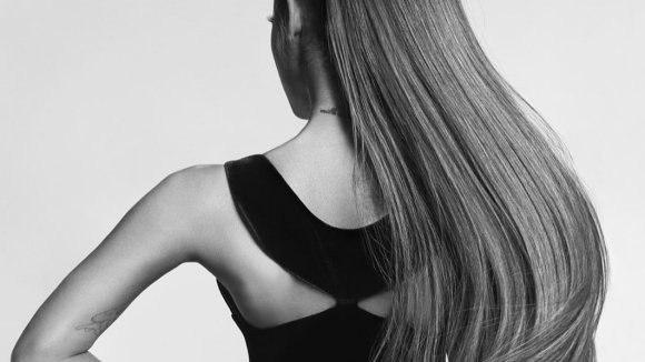 Ariana Grande, égérie de Givenchy : son hommage à Audrey Hepburn critiqué