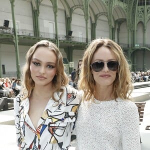 Lily-Rose Depp et sa mère Vanessa Paradis - Les célébrités au photocall du défilé "Chanel Cruise Collection 2020" au Grand Palais. Paris, le 3 mai 2019. © Olivier Borde/Bestimage