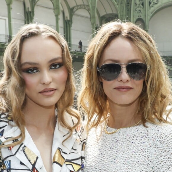 Lily-Rose Depp et sa mère Vanessa Paradis - Les célébrités au photocall du défilé "Chanel Cruise Collection 2020" au Grand Palais. Paris, le 3 mai 2019. © Olivier Borde/Bestimage