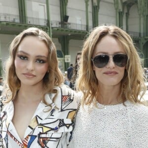 Lily-Rose Depp et sa mère Vanessa Paradis - Les célébrités au photocall du défilé "Chanel Cruise Collection 2020" au Grand Palais. Paris, le 3 mai 2019. © Olivier Borde/Bestimage