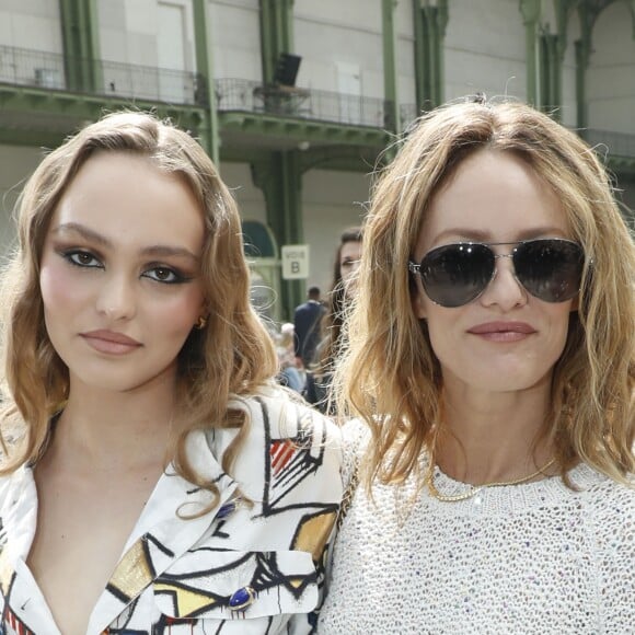 Lily-Rose Depp et sa mère Vanessa Paradis - Les célébrités au photocall du défilé "Chanel Cruise Collection 2020" au Grand Palais. Paris, le 3 mai 2019. © Olivier Borde/Bestimage