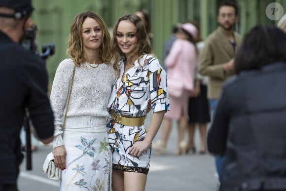 Lily-Rose Depp et sa mère Vanessa Paradis - Les célébrités au photocall du défilé "Chanel Cruise Collection 2020" au Grand Palais. Paris, le 3 mai 2019. © Olivier Borde/Bestimage
