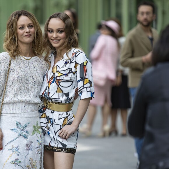 Lily-Rose Depp et sa mère Vanessa Paradis - Les célébrités au photocall du défilé "Chanel Cruise Collection 2020" au Grand Palais. Paris, le 3 mai 2019. © Olivier Borde/Bestimage