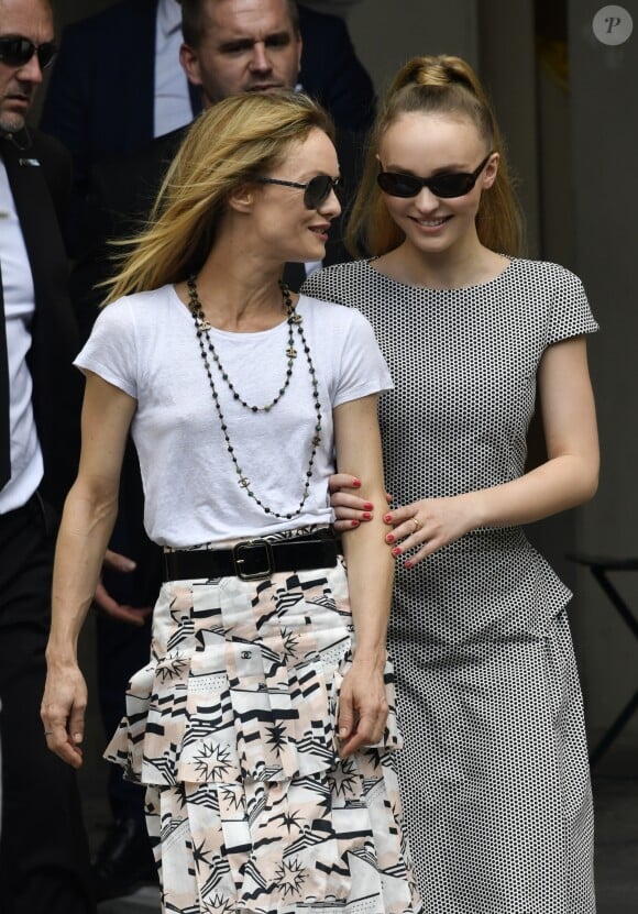 Vanessa Paradis et sa fille Lily-Rose Depp - Sorties du défilé de mode "Chanel", collection Haute-Couture automne-hiver 2018/2019, à Paris. Le 3 juillet 2018