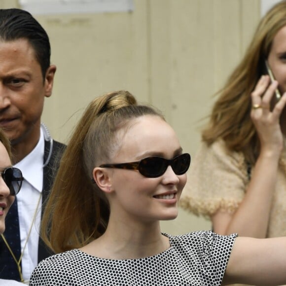 Vanessa Paradis et sa fille Lily-Rose Depp - Sorties du défilé de mode "Chanel", collection Haute-Couture automne-hiver 2018/2019, à Paris. Le 3 juillet 2018