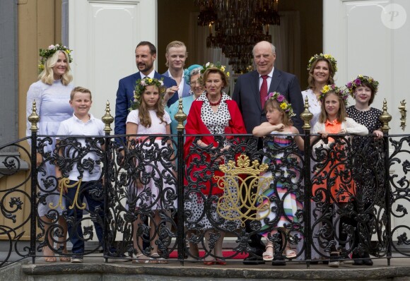 La famille royale de Norvège lors de la garden party du jubilé des 25 ans de règne du roi Harald de Norvège à Trondheim le 23 juin 2016.