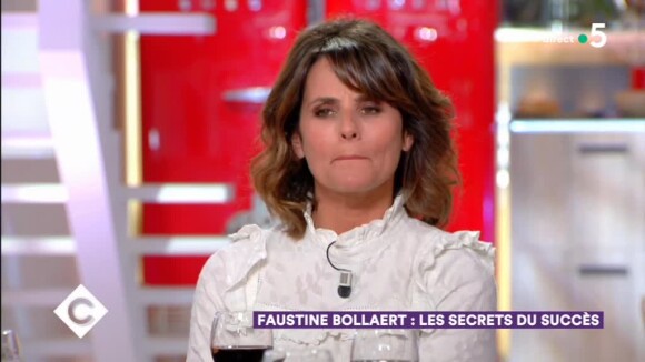 Faustine Bollaert revient sur son premier rendez-vous étrange avec Maxime Chattam, qui est aujourd'hui son mari, dans "C à vous" (France 5) le 13 mai 2019.