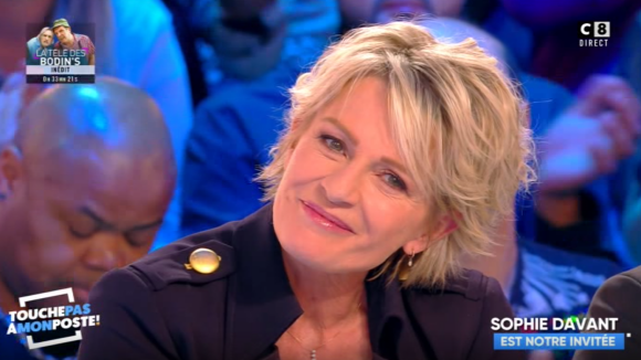 Sophie Davant émue aux larmes face aux messages de ses collaborateurs de "C'est au programme" (émission de France 2 qui s'arrête) mardi 14 mai 2019 sur le plateau de "Touche pas à mon poste" (C8).