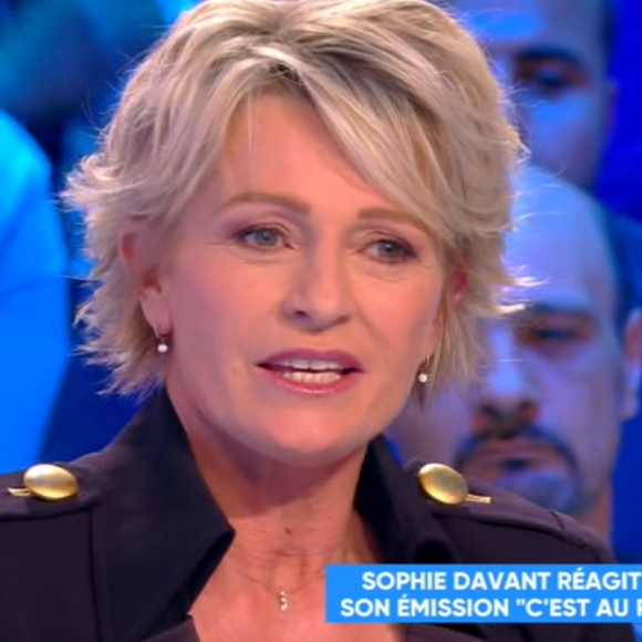 Sophie Davant émue aux larmes face aux messages de ses collaborateurs de "C'est au programme" (émission de France 2 qui s'arrête) mardi 14 mai 2019 sur le plateau de "Touche pas à mon poste" (C8).