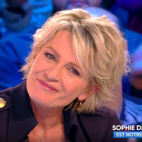 Sophie Davant émue aux larmes face aux messages de ses collaborateurs de "C'est au programme" (émission de France 2 qui s'arrête) mardi 14 mai 2019 sur le plateau de "Touche pas à mon poste" (C8).