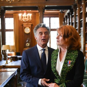 Gérard Holtz et sa femme Muriel Mayette-Holtz - Cérémonie d'installation de Muriel Mayette-Holtz à l'Académie des beaux-arts à Paris le 15 mai 2019. © Coadic Guirec/Bestimage