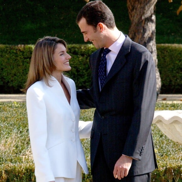 FIANCAILLES DU PRINCE "FELIPE D'ESPAGNE" ET DE "LETIZIA ORTIZ ROCASOLANO" A MADRID "PLEIN PIED" FEMININ HOMME JOURNALISTE06/11/2003 - 