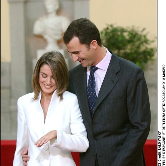 FIANCAILLES DU PRINCE "FELIPE D'ESPAGNE" ET DE "LETIZIA ORTIZ ROCASOLANO" A MADRID "PLAN AMERICAIN" FEMININ HOMME JOURNALISTE BIJOU BAGUE06/11/2003 - 