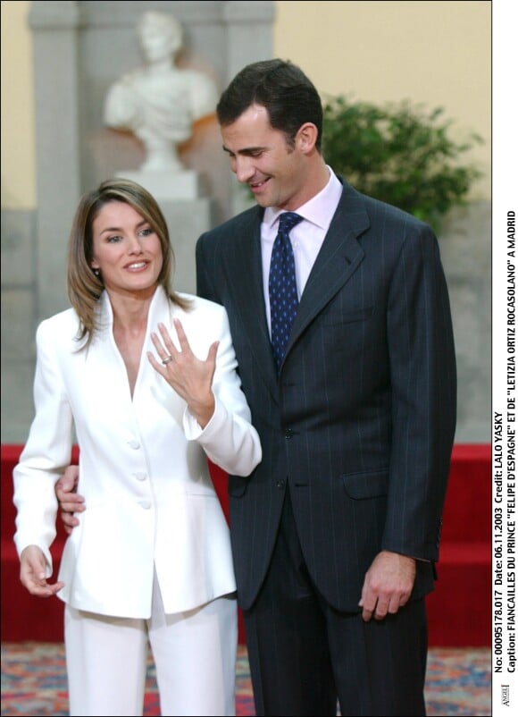 Letizia d'Espagne en tailleur blanc Armani le jour de l'annonce de ses fiançailles et son mariage prochain avec Felipe en novembre 2003.