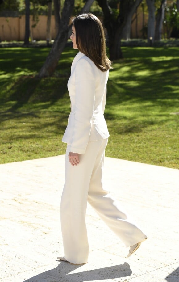 La reine Letizia d'Espagne en tailleur Armani à Rabat au Maroc le 14 février 2019.